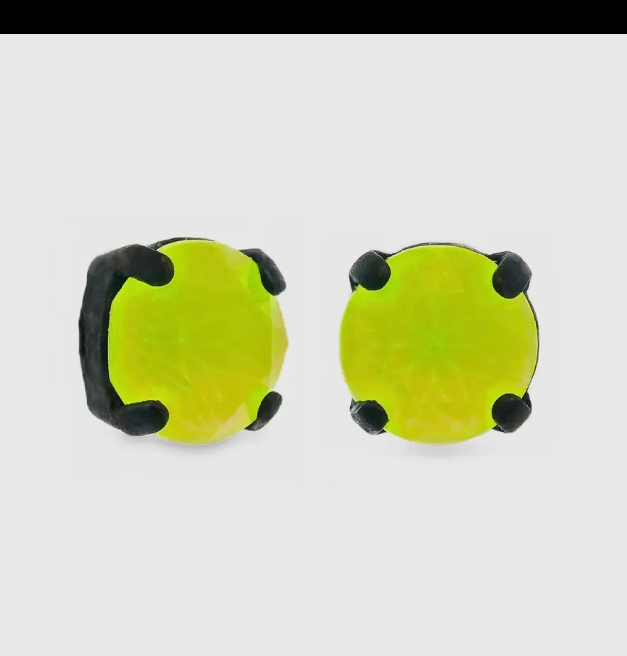 Tova Oakland studs in Smutt neon yellow