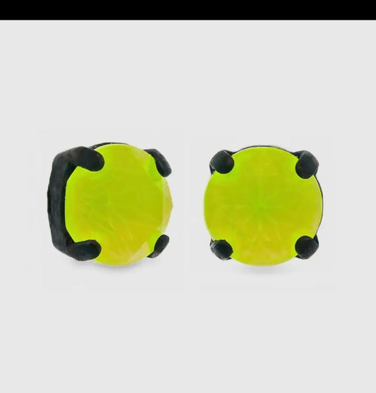 Tova Oakland studs in Smutt neon yellow